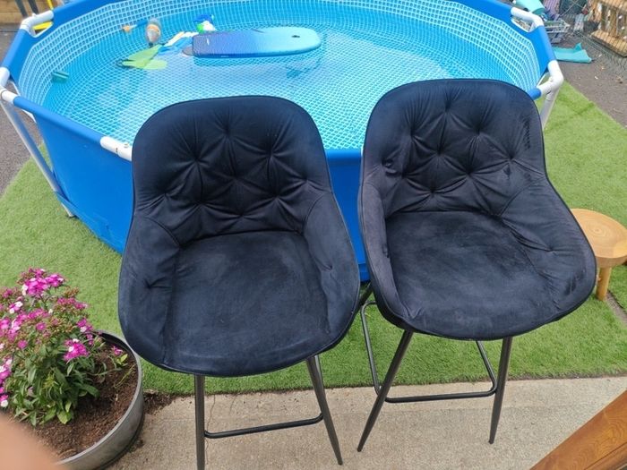 2x bar chairs