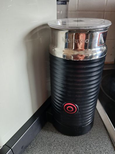 Nespresso Citiz capsule coffee machine & Milk frother
