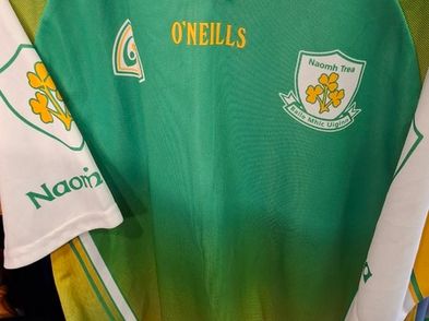 Maillot maillot vintage GAA Gealic vert rayé O'Neills 44 23 porté