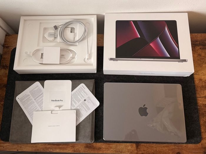 MacBook Pro 14 M2 2023 Mint Condition Model A2779