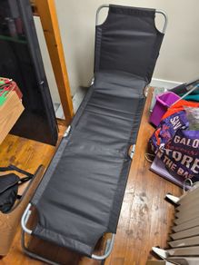 Folding lounge chair