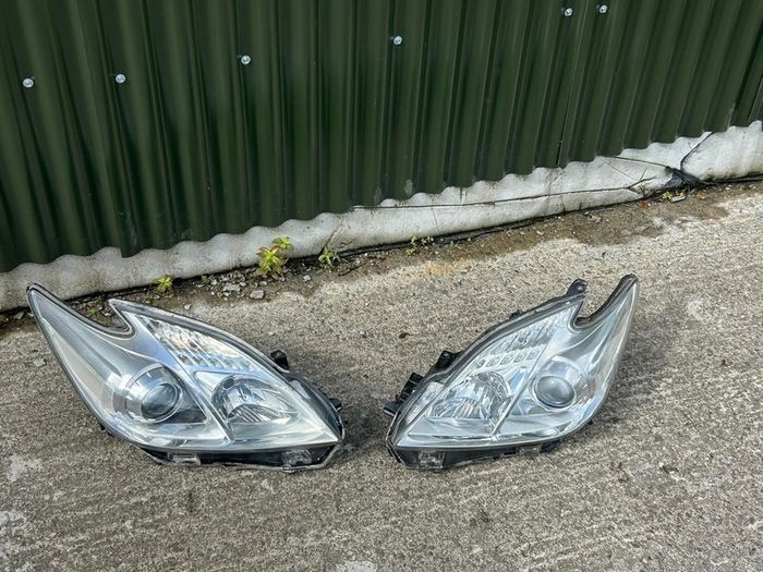 Toyota Prius headlights Pair