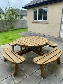 Round picnic table (8 seater)