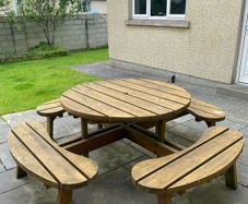 Round picnic table (8 seater)