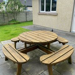 Round picnic table (8 seater)