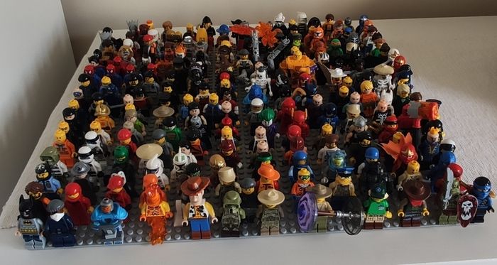 LEGO Collection (2011-2018) Mixed Figures & Bricks, Blue Ninjago NRG Zane figure with his spinner.