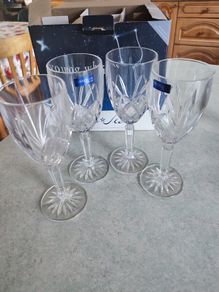 4 Pre Owned NIB Marquis by Waterford young white Set of 4 White Wine glasses in very good condition.