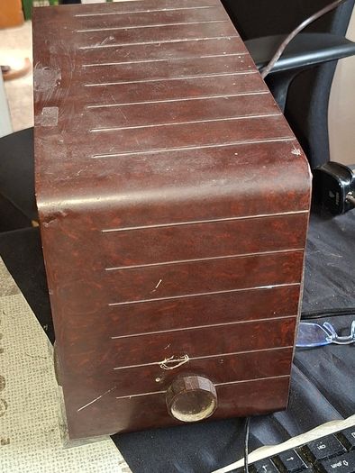 1940s Bakelite Pye Radio from Cambridge, England, Powered on no sound just static, maybe need aerial, Postage Available or collection,