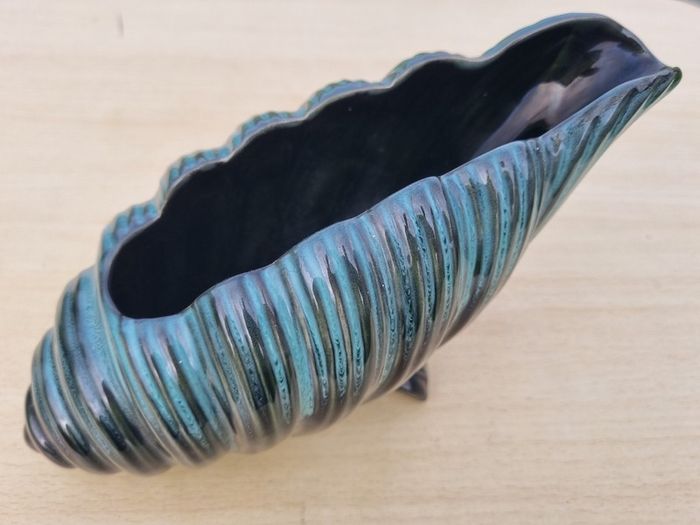 Classic Sylvac shell pottery mantle vase (mold number 399)