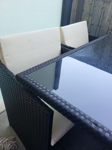 cube table and chairs