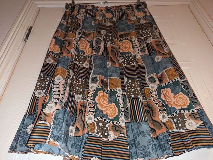 Perfect for Summer. stunning floral midi skirt