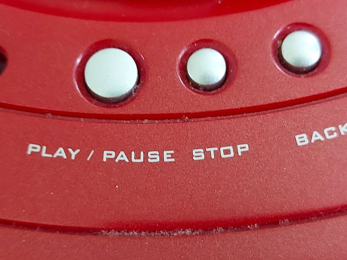 Bench Portable CD Player with Radio, Model KH222, Red, in new condition and working great