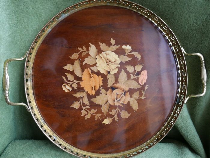 Vintage Beautiful Italian round Sorrento serving tray with burl wood inlay in a brass frame for serving trolleys/tea carts.