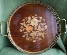 Vintage Beautiful Italian round Sorrento serving tray with burl wood inlay in a brass frame for serving trolleys/tea carts.