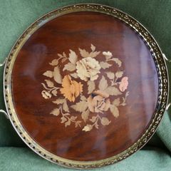 Vintage Beautiful Italian round Sorrento serving tray with burl wood inlay in a brass frame for serving trolleys/tea carts.