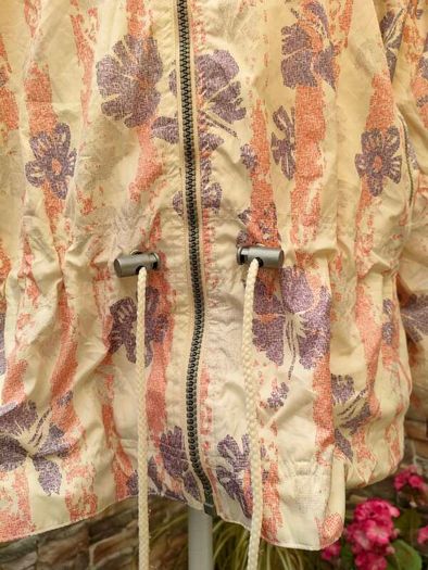 Vintage 80s/90s Killtec windbreaker  Size 36 / Small  Light weight  Full zip 2 zip pockets  Draw strings at the waist