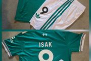 Isak liverpool green jersey