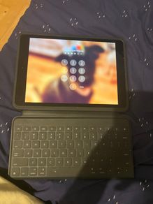 Ipad 7th Gen 128GB Space Grey + Logitech Smart Case