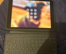 Ipad 7th Gen 128GB Space Grey + Logitech Smart Case
