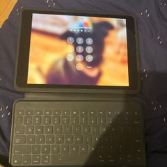 Ipad 7th Gen 128GB Space Grey + Logitech Smart Case