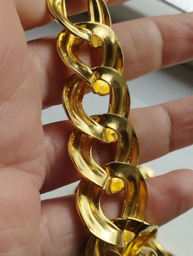 A striking and stylish vintage gold-tone necklace.