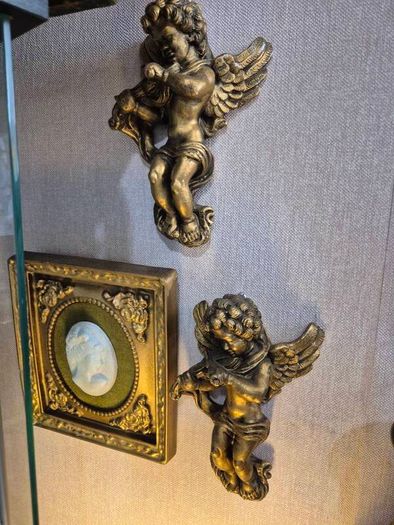 2 Vintage pair of plaster Italian wall hanging cherubs