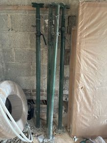 4no heavy duty Acrow props