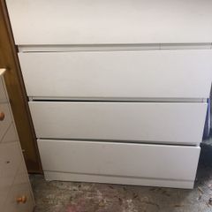 white chest of drawers.     81 cm long.   100cm high.    48 cm depth