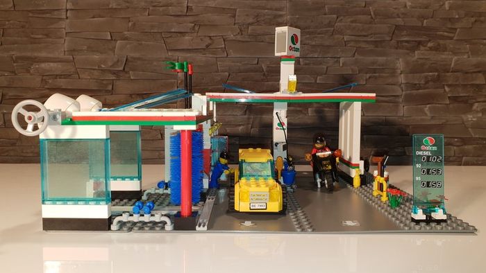 Lego City Service Station 7993 Full Set with car wash!