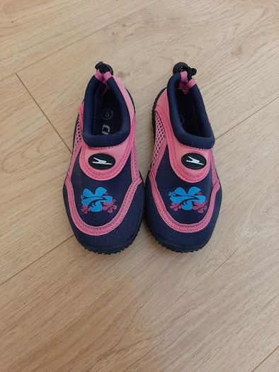 Kids beach/ aqua shoes size 8 junior