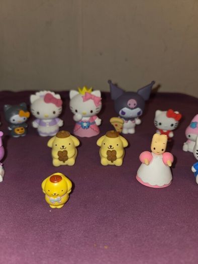 16 Hello Kitty Figures