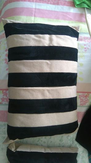 Oversized Striped set of cushions Black & tan/beige