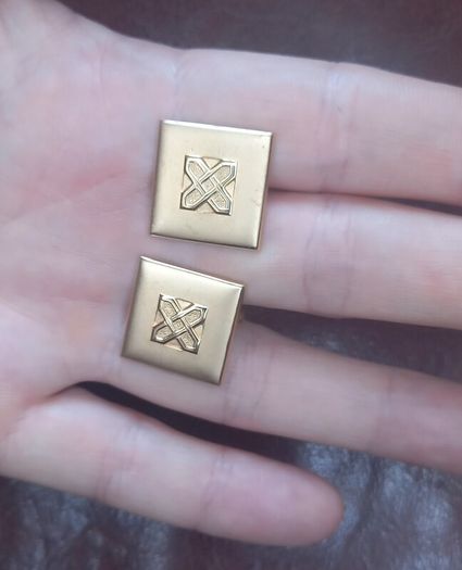 Vintage jewelry is sold individually for 5 to 10 euros