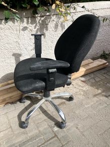 Black desk chair