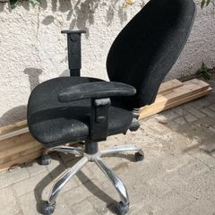 Black desk chair