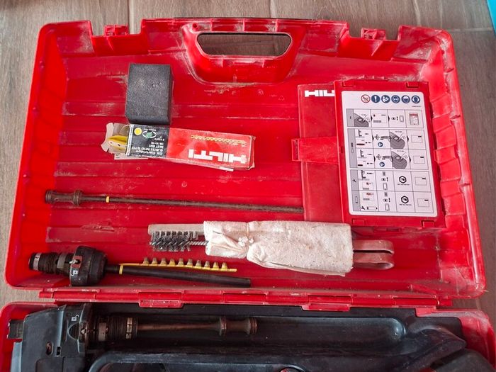 Hilti DX5 nail gun, with accesories, case and manual