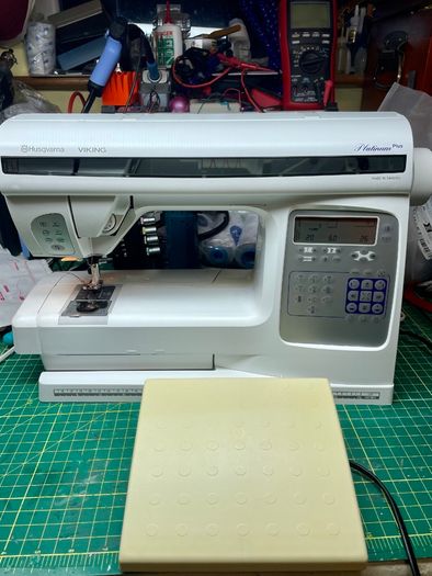 Huskvarna Viking Platinum Plus Sewing/Embroidery Machine - Serviced - Excellent condition - Large throat for those bigger projects