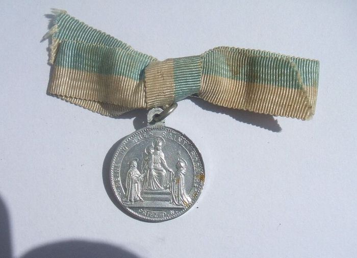 QUEEN OF THE MOST HOLY ROSARY (French) - a vintage religious medal with original ribbon (1960s or earlier)
