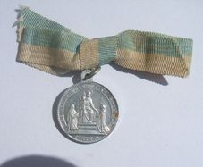 QUEEN OF THE MOST HOLY ROSARY (French) - a vintage religious medal with original ribbon (1960s or earlier)