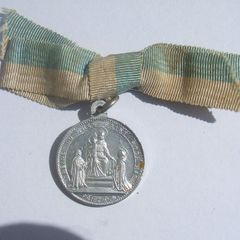 QUEEN OF THE MOST HOLY ROSARY (French) - a vintage religious medal with original ribbon (1960s or earlier)