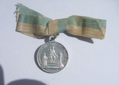 QUEEN OF THE MOST HOLY ROSARY (French) - a vintage religious medal with original ribbon (1960s or earlier)