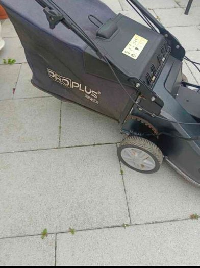 Pro Plus self or lawnmower with Briggs and stratton engine 675 EX series 190 cc and 23 inch aluminium cut in excellent working condition with full service.