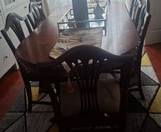 Beautiful Traditional Dining Table & 6 Matching Chairs