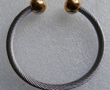 Magnetic therapy bangle - twisted cable design
