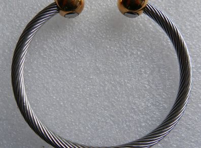Magnetic therapy bangle - twisted cable design