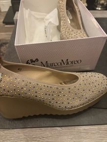Marco Moreo velour sable wedges