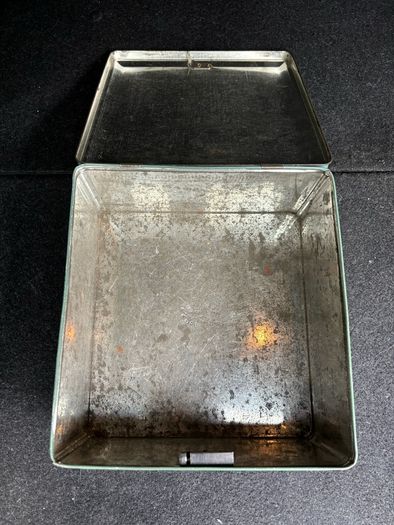 Vintage Tin Box. No key.