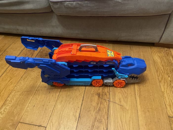 Hot Wheels City Let's Race Ultimate T-Rex Transporter Playset