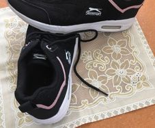 Runners, black with pale pink stripes