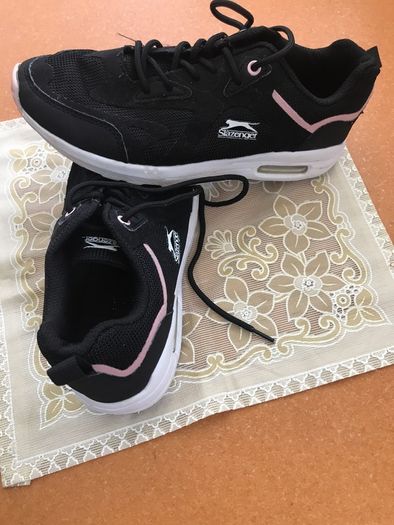 Runners, black with pale pink stripes
